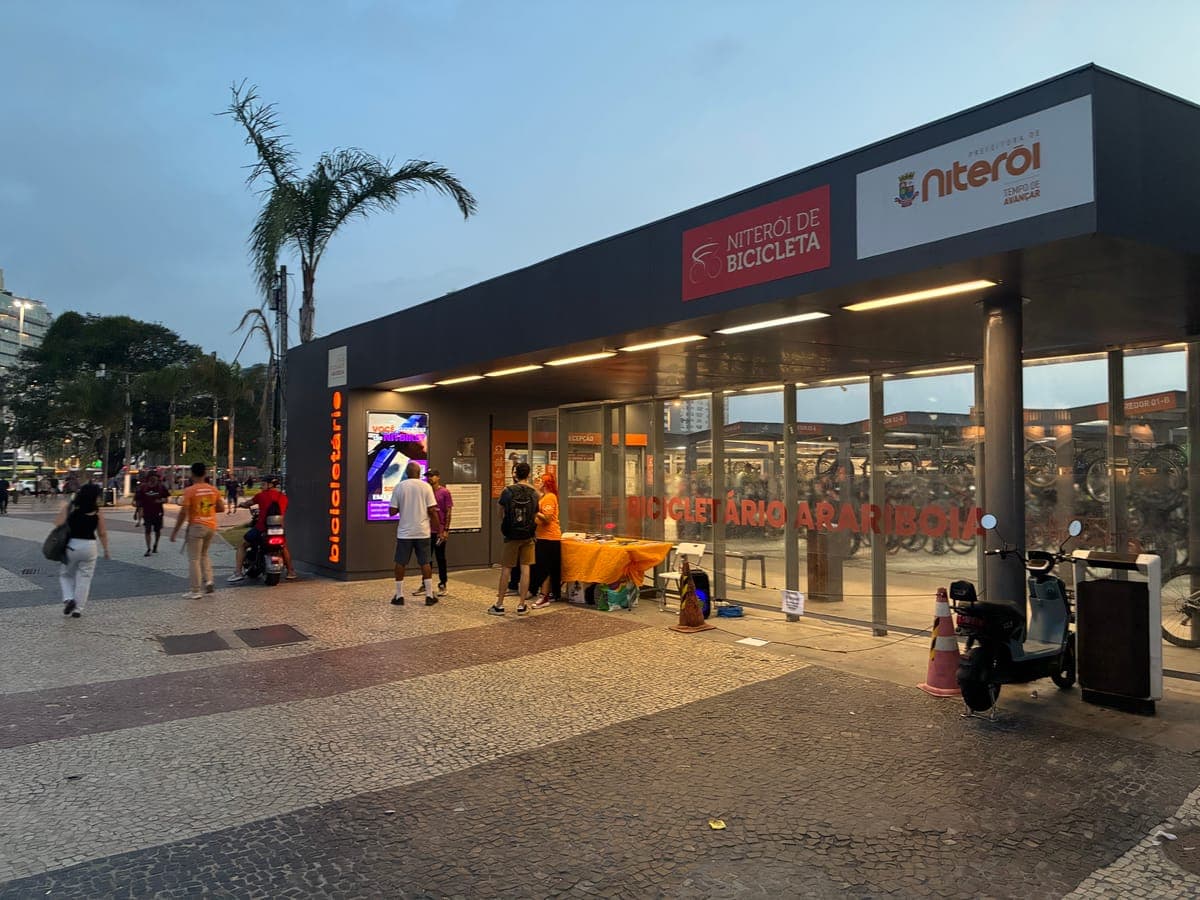 Fachada do Bicicletário Arariboia, ao lado da Estação das Barcas