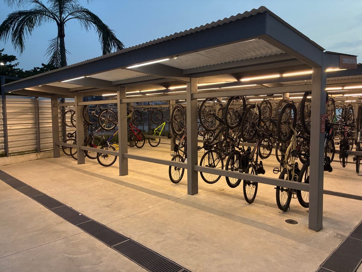 Corredor coberto de bicicletas no Bicicletário de Charitas